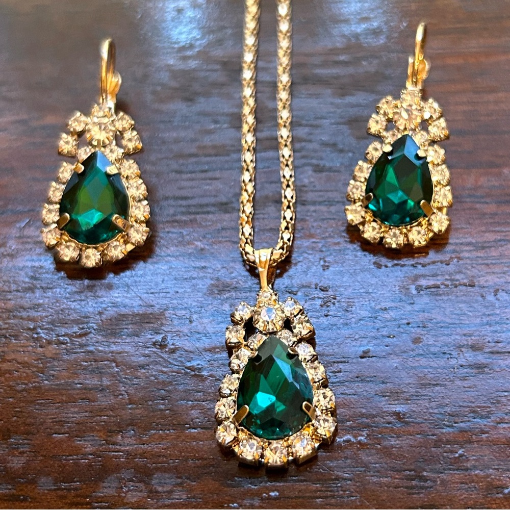 Elegant Gold & Green Emerald special Occasion Jewelry Set Pear Shape Teardrop